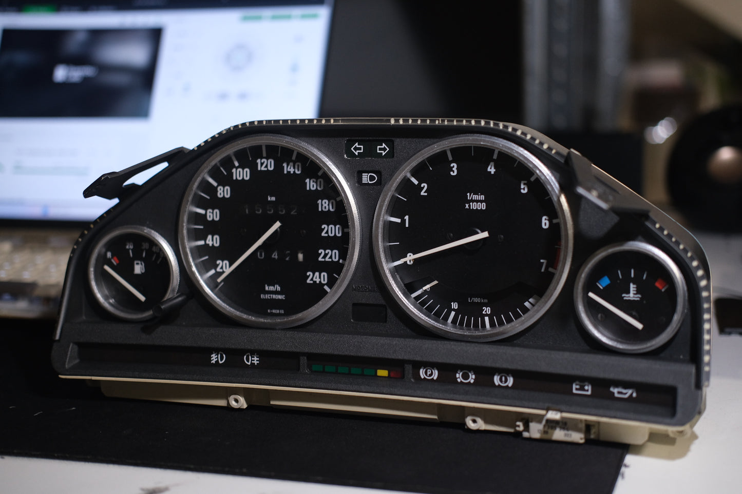 E30 individual gauge cluster knurled