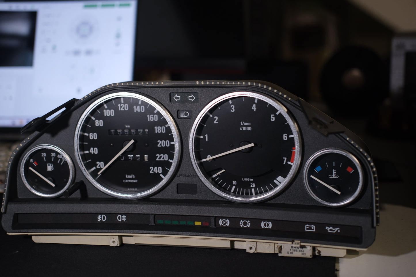 E30 individual gauge cluster knurled