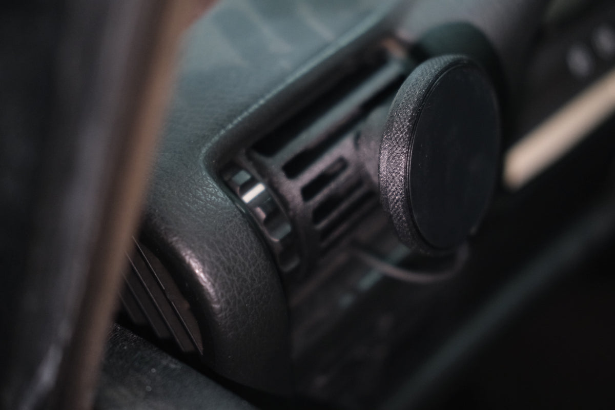 V2 Air vent wireless charger *driver side